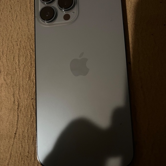 iPhone 13 pro max - Picture 2 of 2